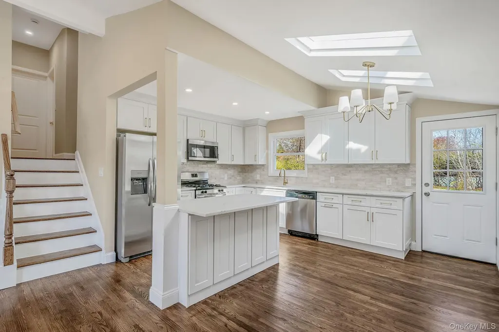 25 Greentree Drive Oakdale NY 11769