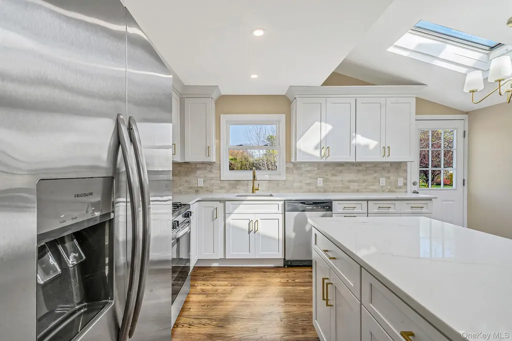 25 Greentree Drive Oakdale NY 11769