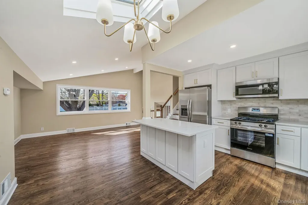 25 Greentree Drive Oakdale NY 11769
