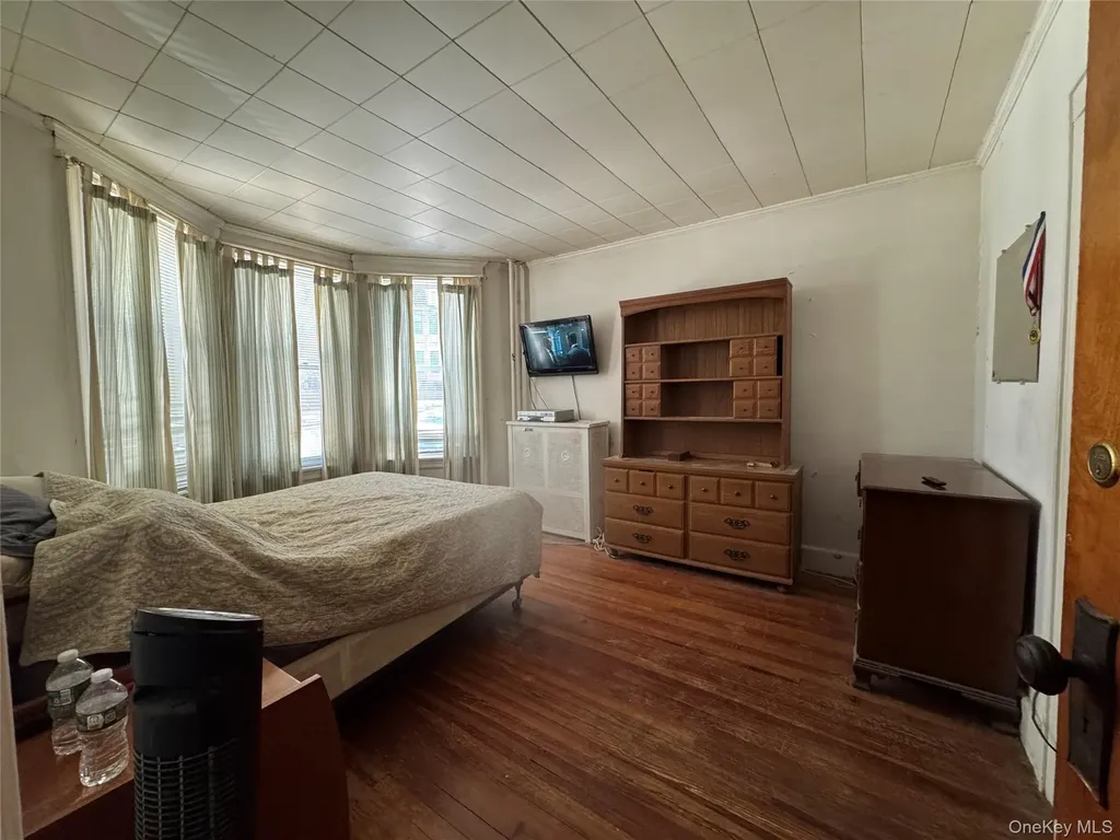 82-72 88th Place Glendale NY 11385