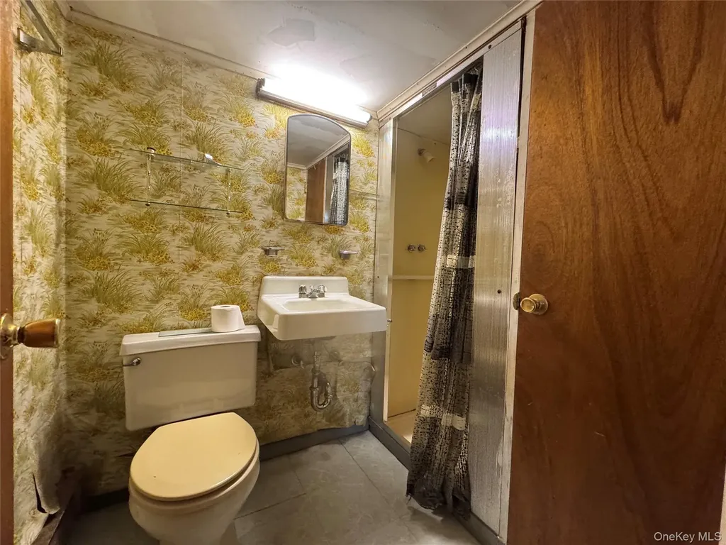 82-72 88th Place Glendale NY 11385
