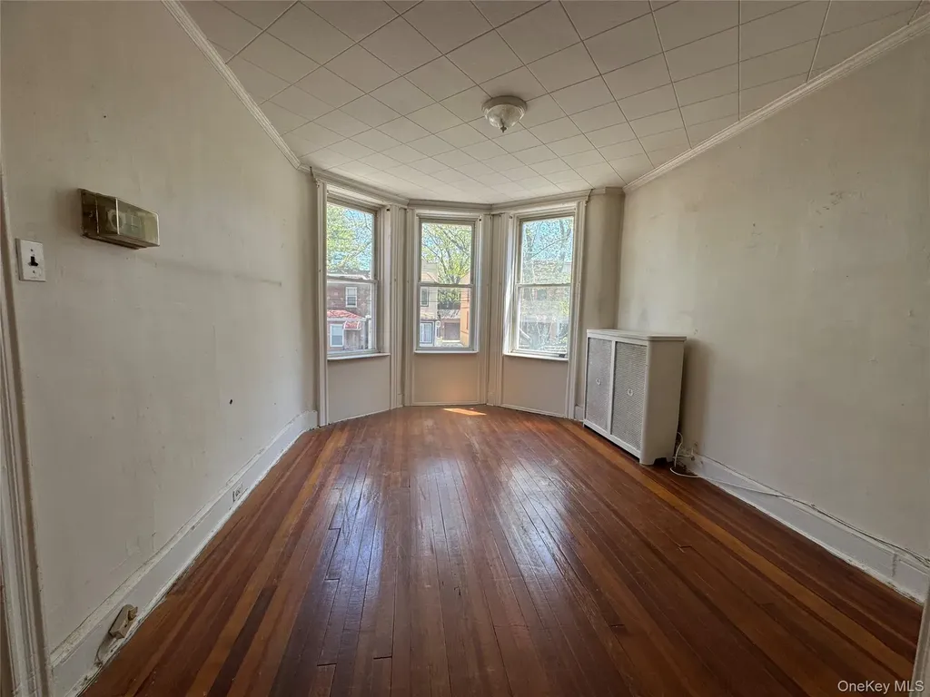 82-72 88th Place Glendale NY 11385