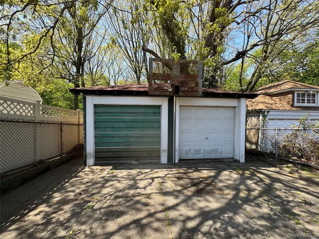 82-72 88th Place Glendale NY 11385