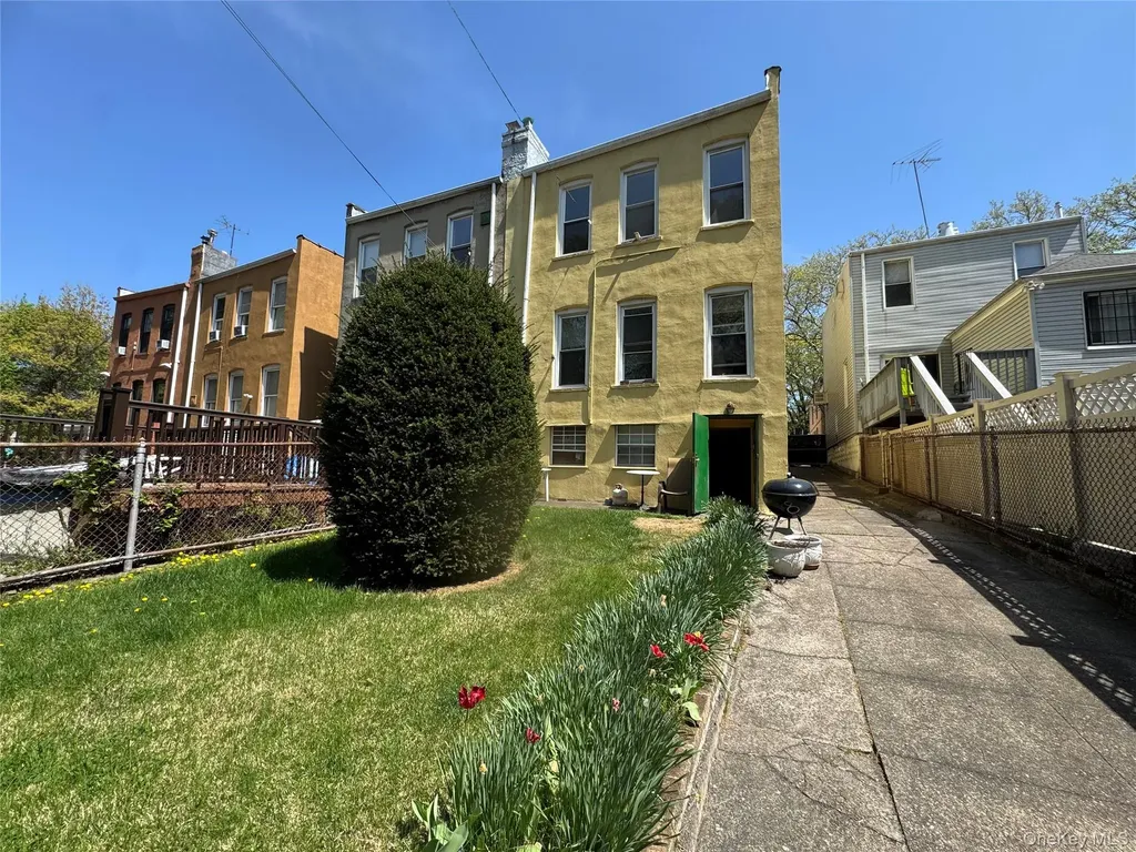 82-72 88th Place Glendale NY 11385