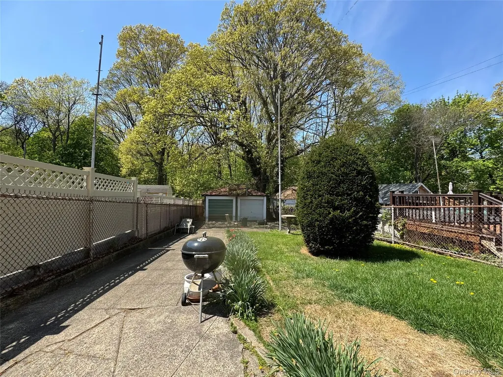 82-72 88th Place Glendale NY 11385