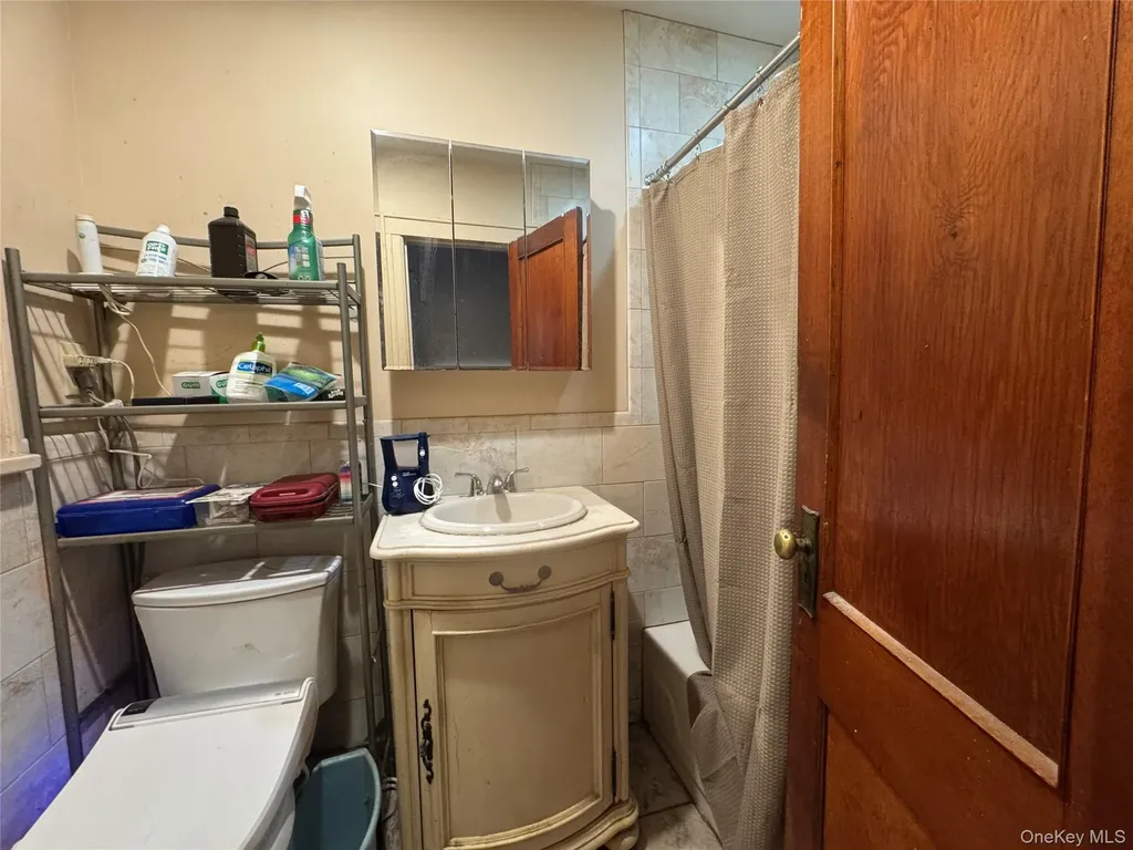 82-72 88th Place Glendale NY 11385
