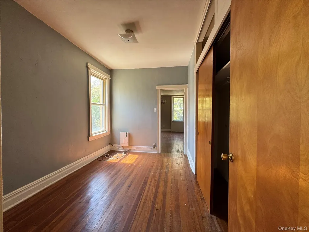 82-72 88th Place Glendale NY 11385