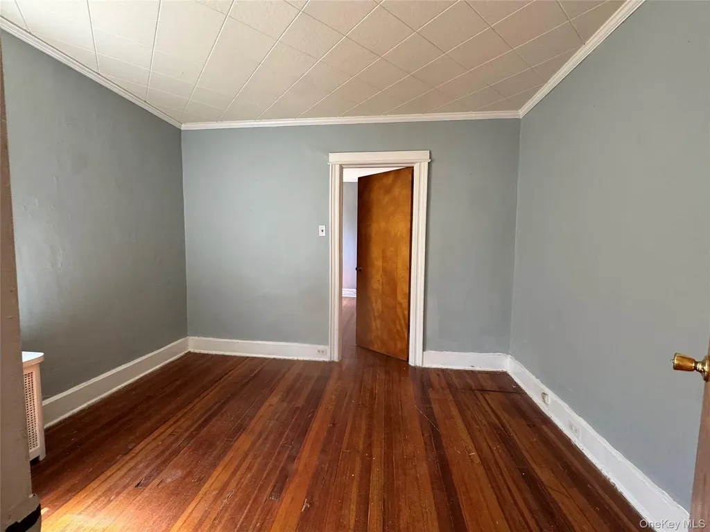 82-72 88th Place Glendale NY 11385