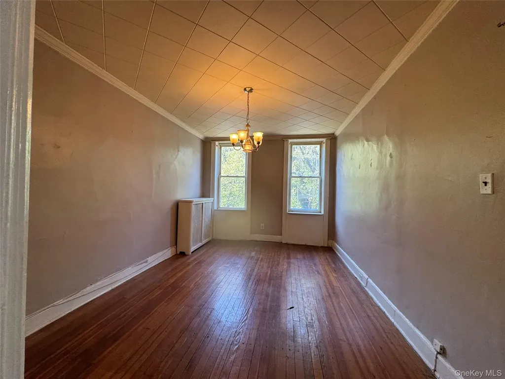 82-72 88th Place Glendale NY 11385