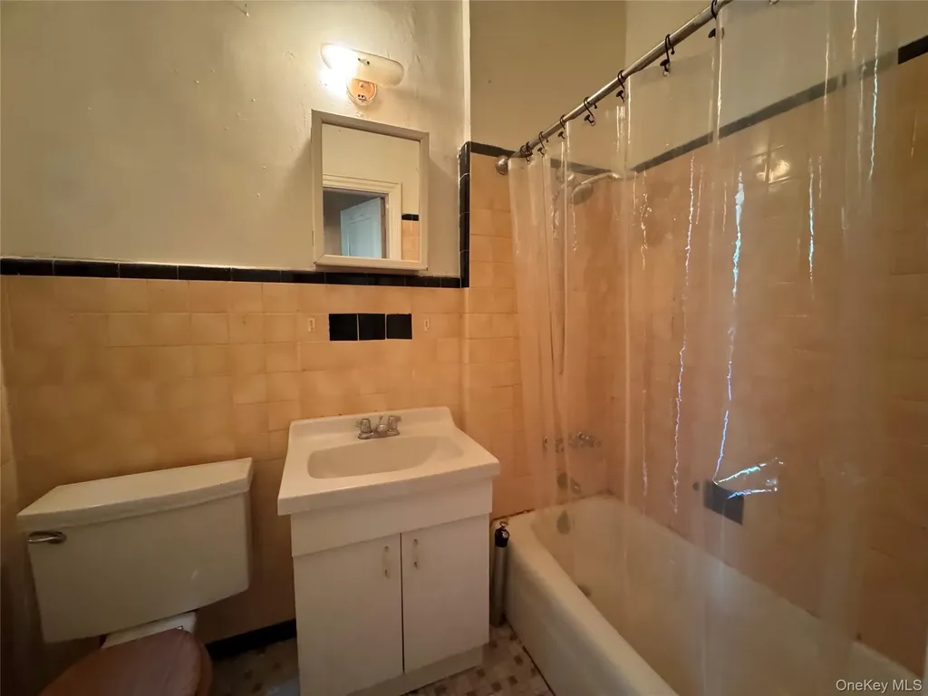 82-72 88th Place Glendale NY 11385