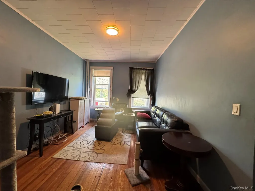 82-72 88th Place Glendale NY 11385