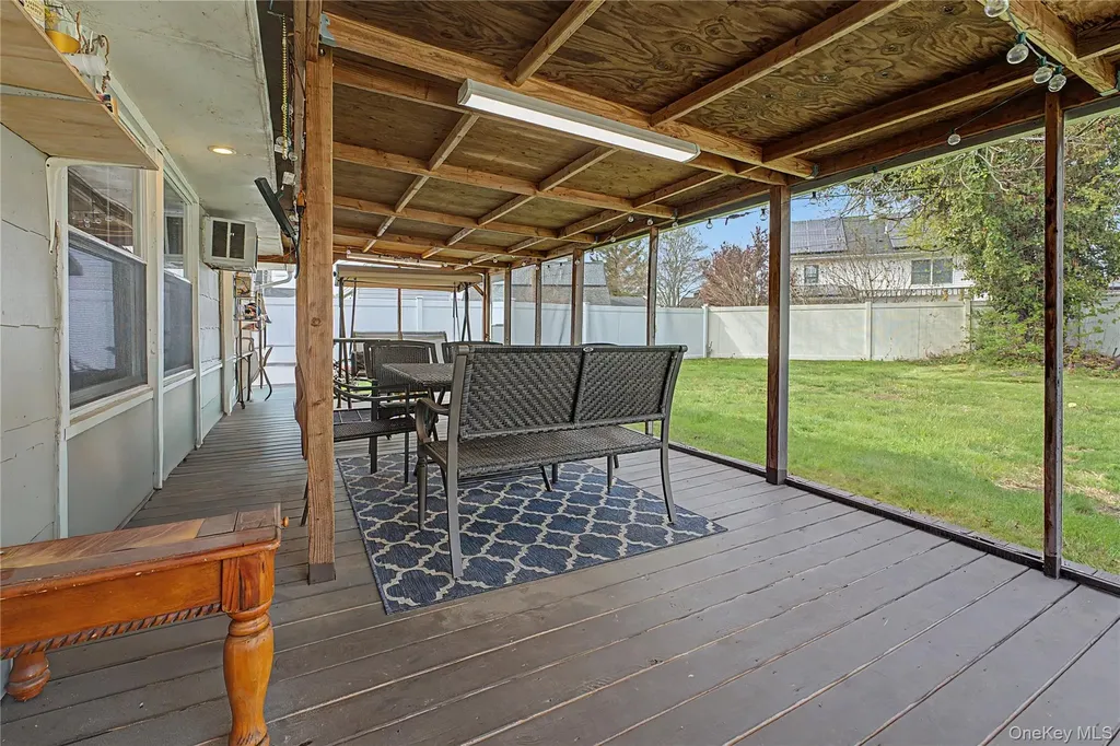 35 Meeting Lane Hicksville NY 11801