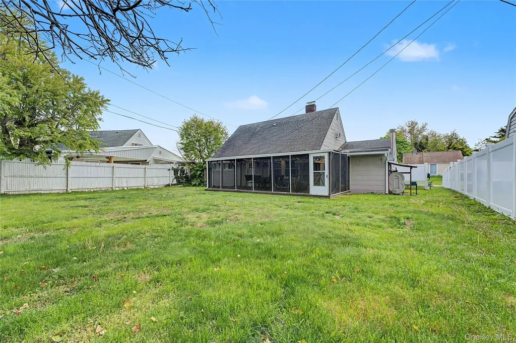 35 Meeting Lane Hicksville NY 11801