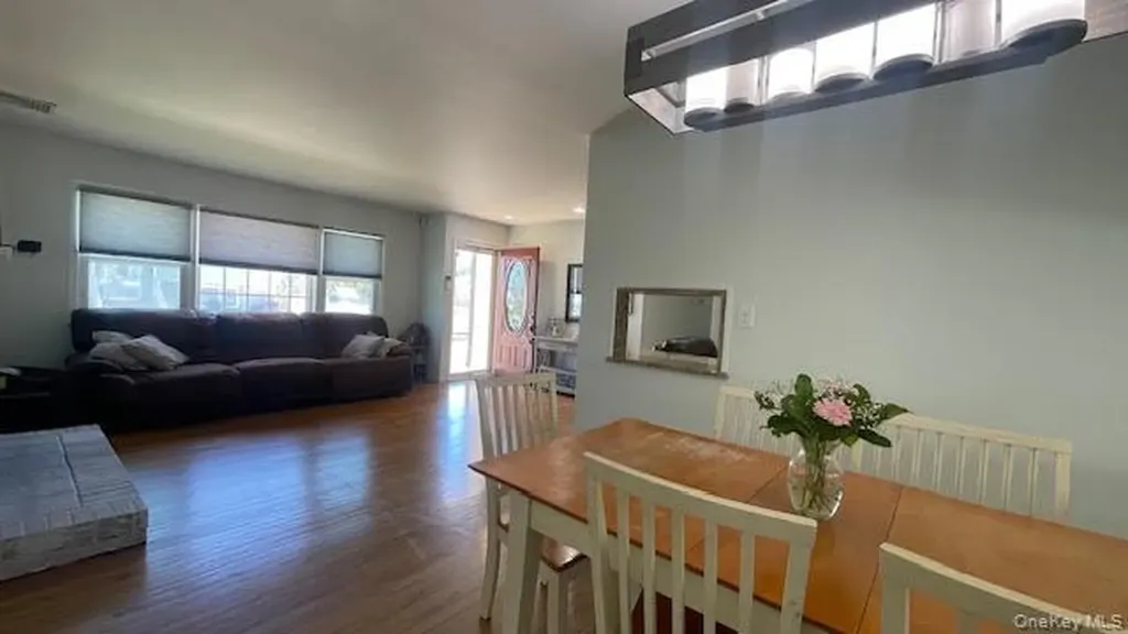 6 Curlew Place Massapequa NY 11758