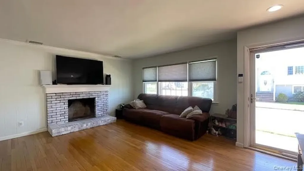 6 Curlew Place Massapequa NY 11758