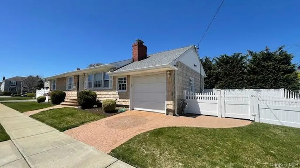6 Curlew Place Massapequa NY 11758