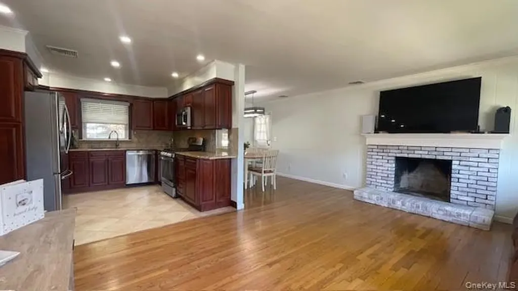 6 Curlew Place Massapequa NY 11758