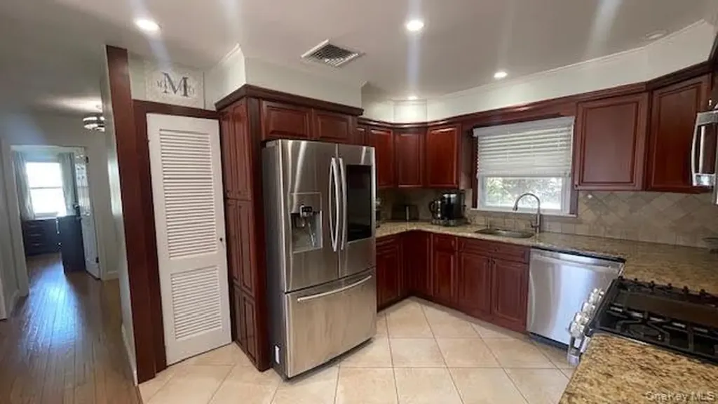 6 Curlew Place Massapequa NY 11758