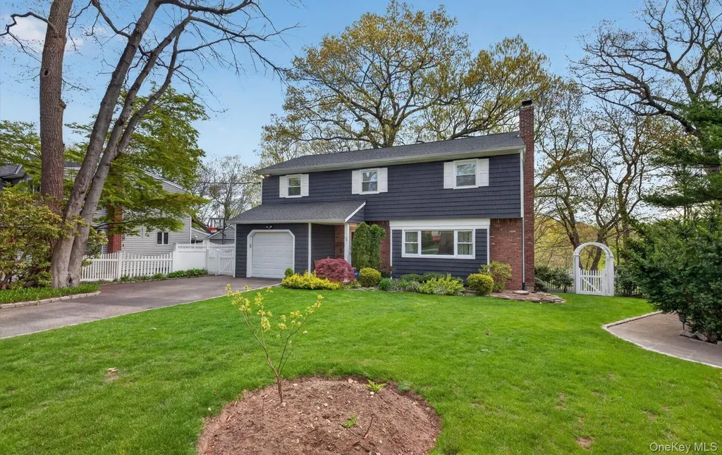 17 Hillcrest Drive Glen Head NY 11545