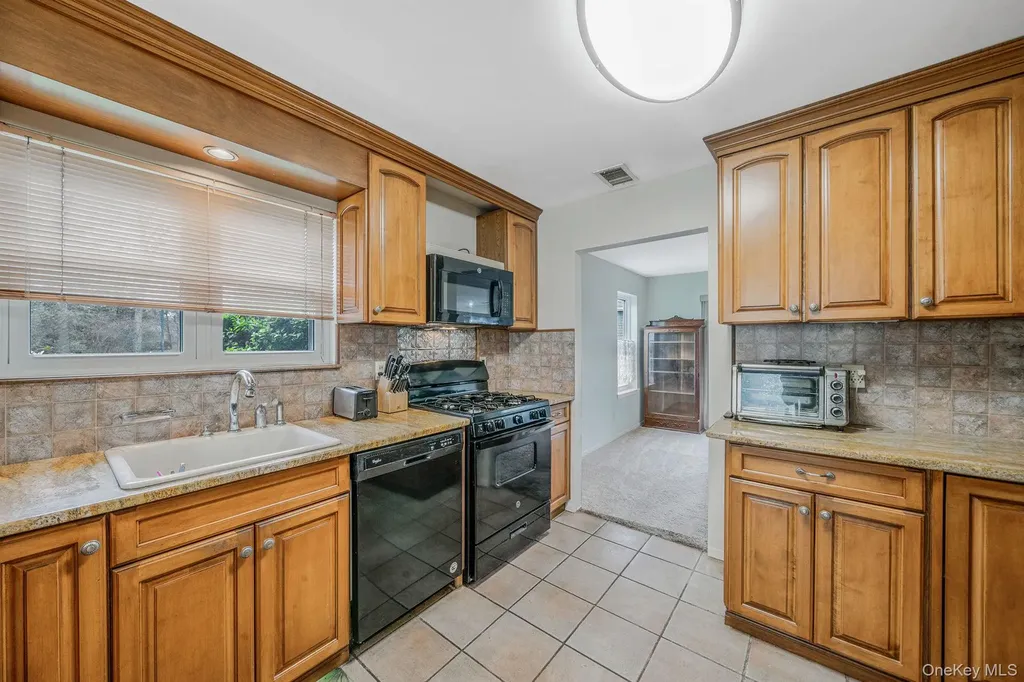 47 Madder Lake Circle Commack NY 11725