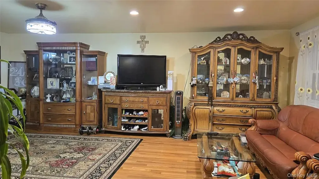257 Schenck Avenue Great Neck NY 11021