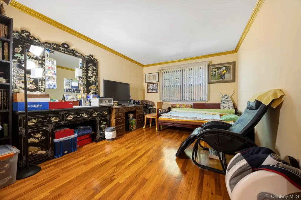 240-43 69 Avenue Douglaston NY 11362