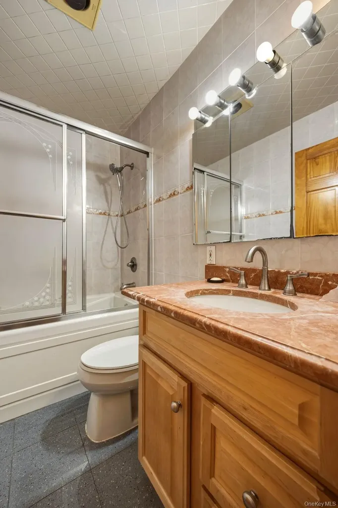 240-43 69 Avenue Douglaston NY 11362