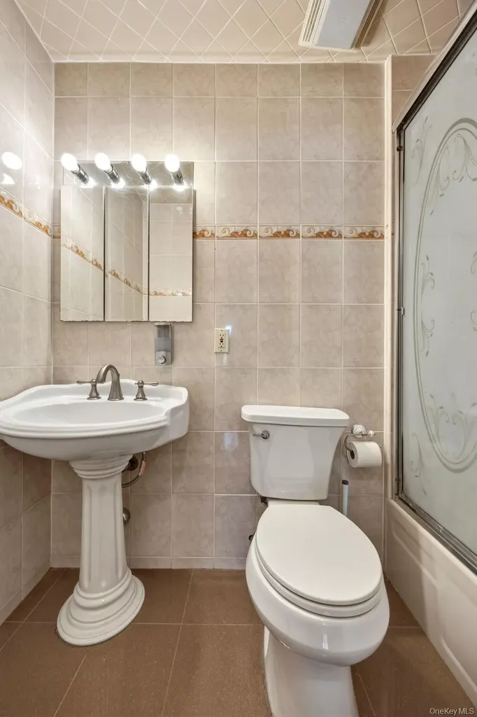 240-43 69 Avenue Douglaston NY 11362
