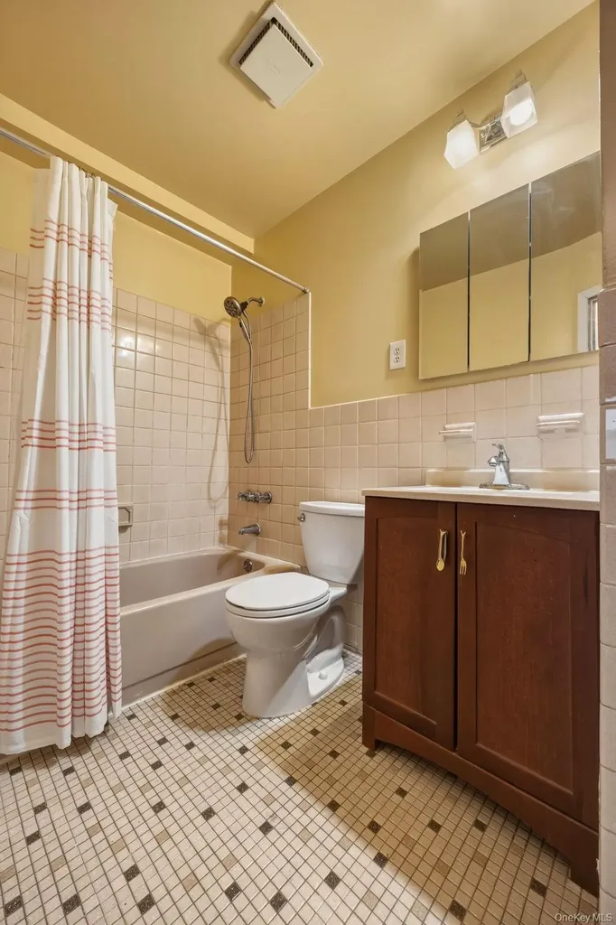 240-43 69 Avenue Douglaston NY 11362