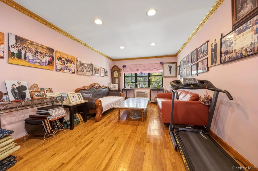240-43 69 Avenue Douglaston NY 11362