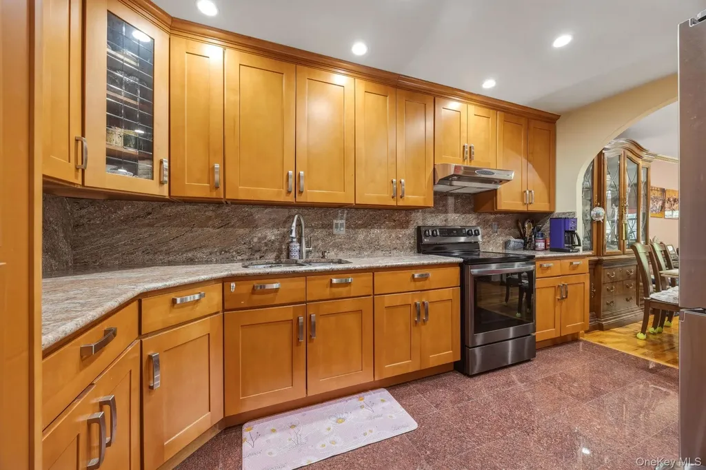 240-43 69 Avenue Douglaston NY 11362