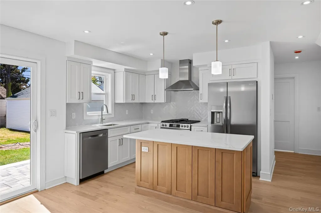 206 Devonshire Drive New Hyde Park NY 11040
