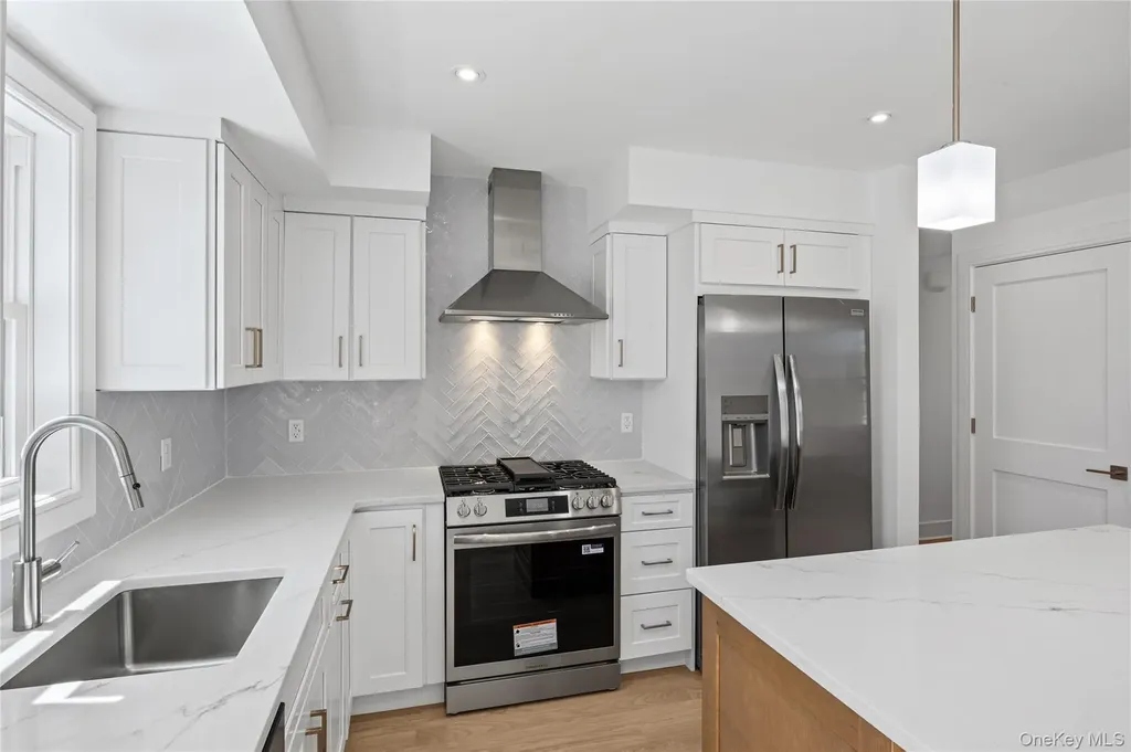 206 Devonshire Drive New Hyde Park NY 11040