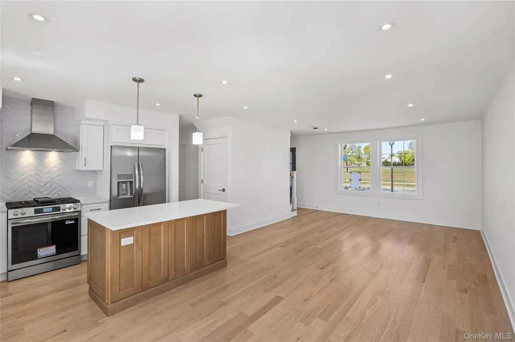 206 Devonshire Drive New Hyde Park NY 11040