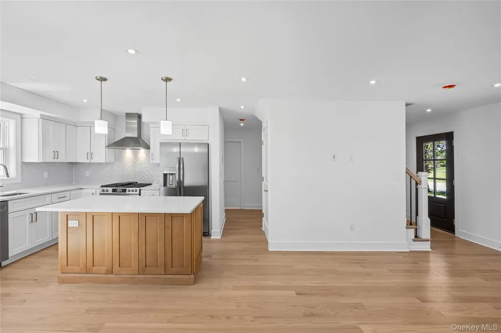 206 Devonshire Drive New Hyde Park NY 11040