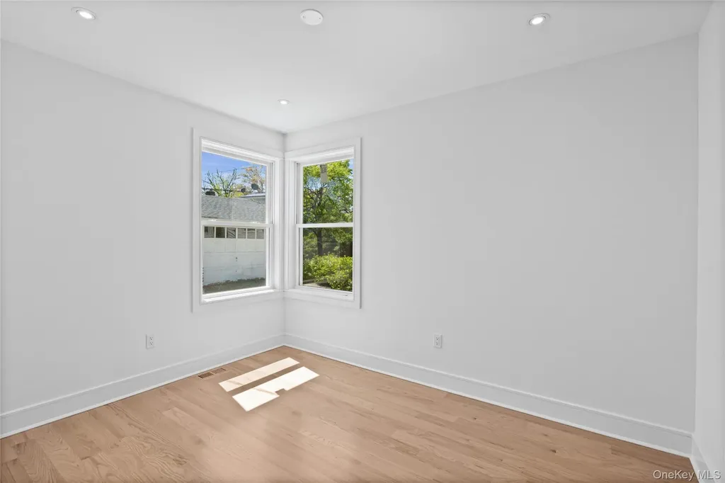 206 Devonshire Drive New Hyde Park NY 11040