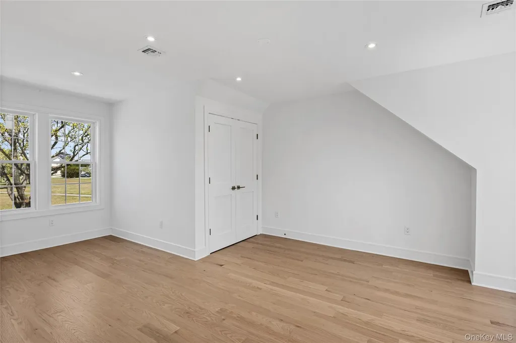 206 Devonshire Drive New Hyde Park NY 11040