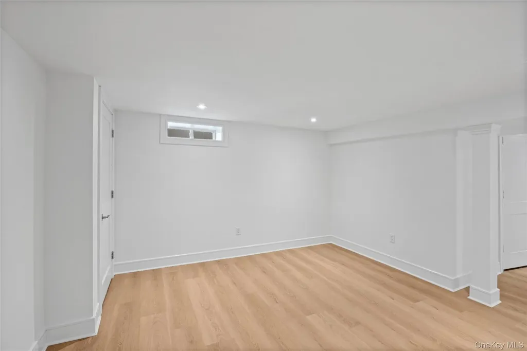 206 Devonshire Drive New Hyde Park NY 11040