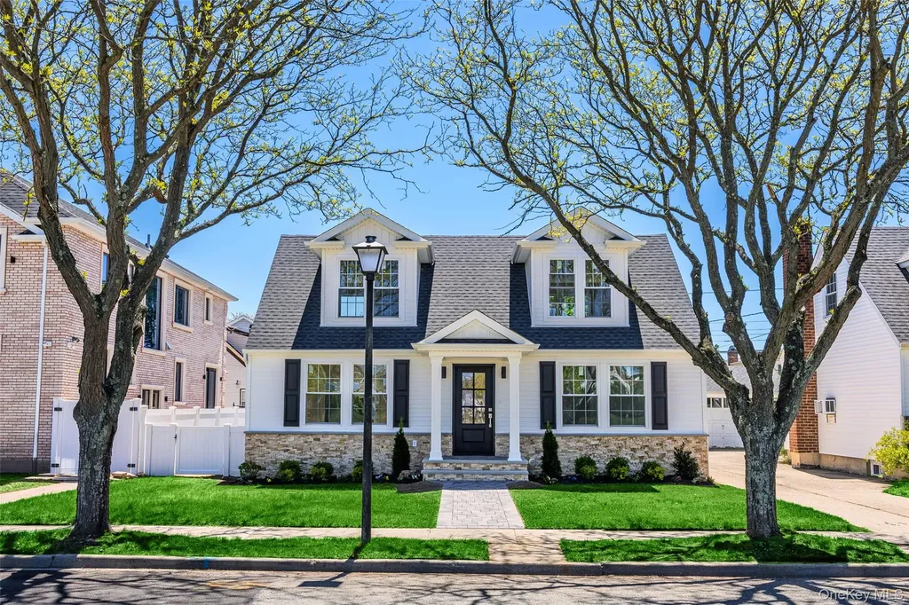 206 Devonshire Drive New Hyde Park NY 11040