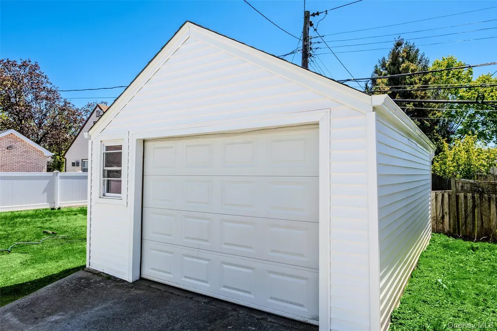 206 Devonshire Drive New Hyde Park NY 11040