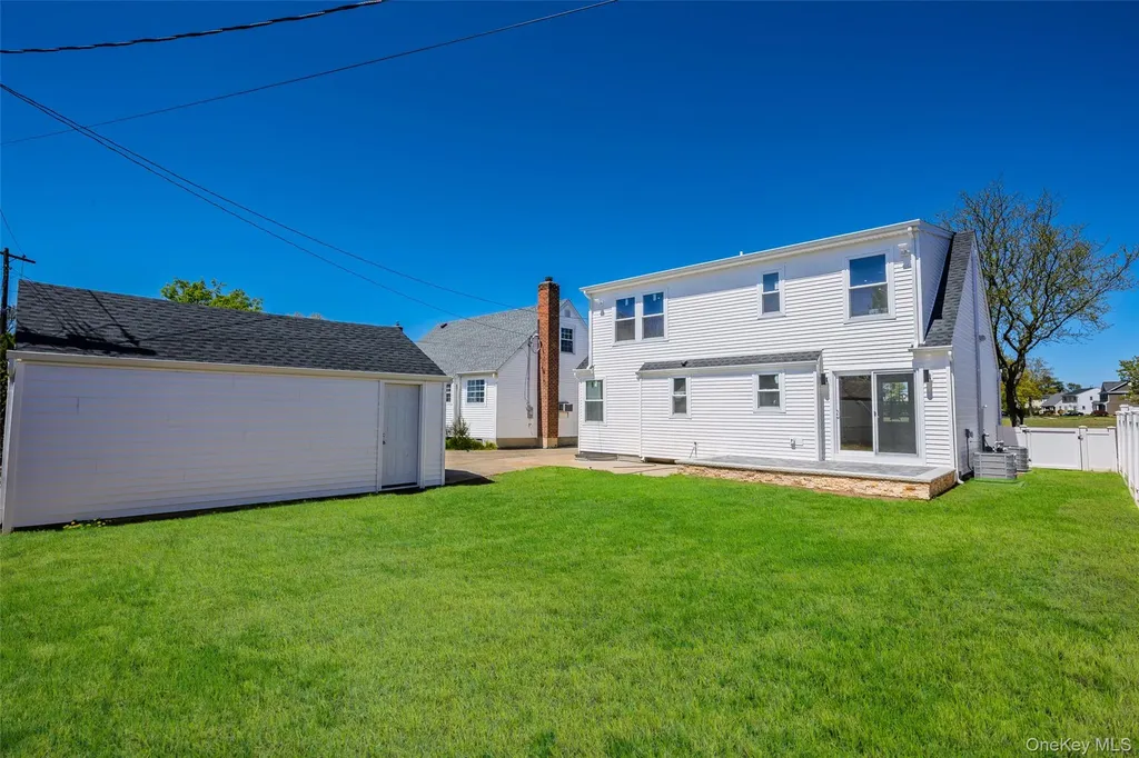 206 Devonshire Drive New Hyde Park NY 11040