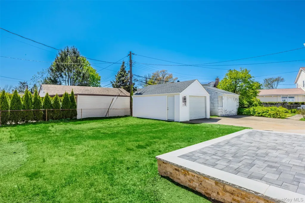 206 Devonshire Drive New Hyde Park NY 11040
