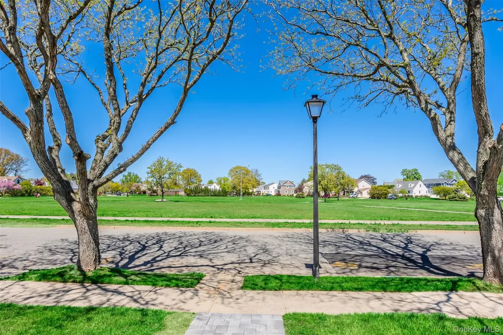 206 Devonshire Drive New Hyde Park NY 11040
