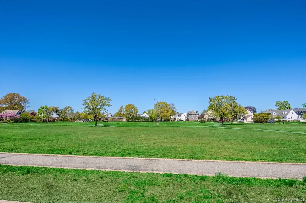 206 Devonshire Drive New Hyde Park NY 11040
