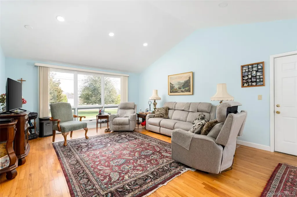 4 Hampton Harbor Lane Hampton Bays NY 11946