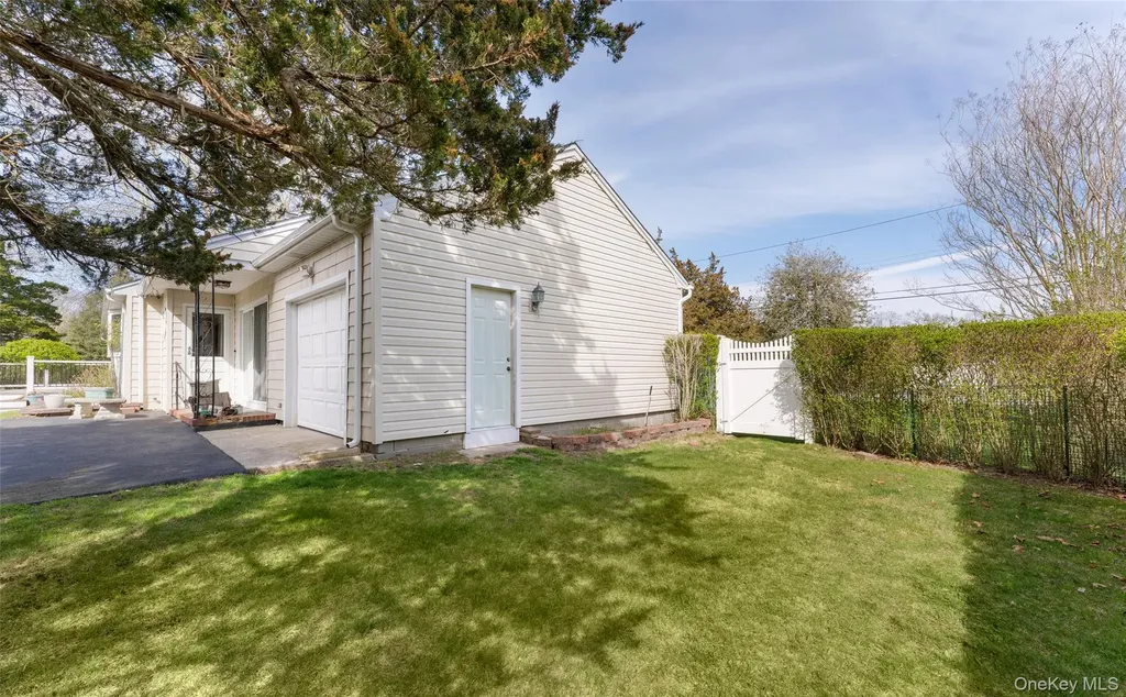 4 Hampton Harbor Lane Hampton Bays NY 11946