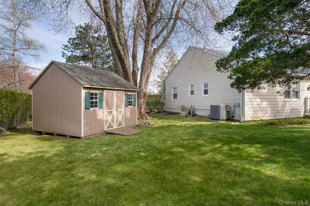 4 Hampton Harbor Lane Hampton Bays NY 11946