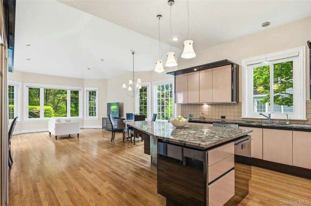 41 Evergreen Circle Manhasset NY 11030