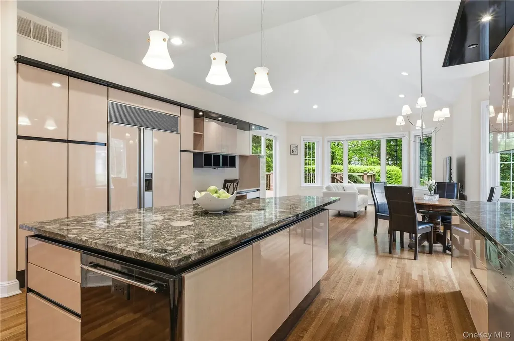41 Evergreen Circle Manhasset NY 11030