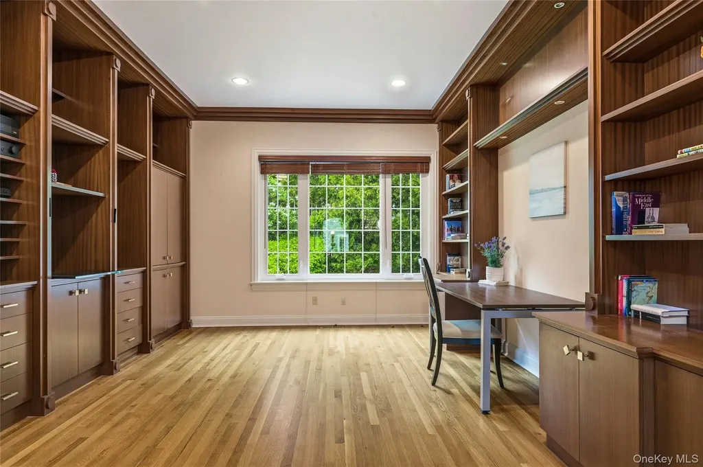 41 Evergreen Circle Manhasset NY 11030